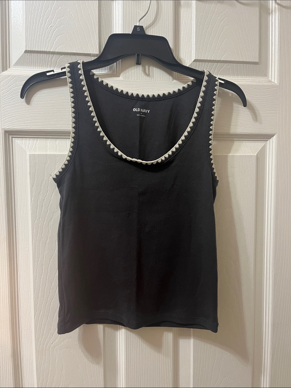 Old Navy Gray Tank with Cream Scalloped Trim